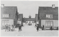M 11156 Op de voorgrond de Hogestraat. Onder het midden huizen aan de E. Pielsstraat. Op de achtergrond enkele huizen ...