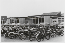 M 12082 Bromfietsen op een schoolplein, mogelijk aan de Bachstraat