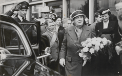 M 12100 Bezoek van Koningin Wilhelmina aan Tiel. Ze wordt opgewacht aan het Tielse station