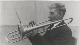 M 12144 Een bejaarde trombonist