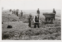 M 7319 Foto van landarbeiders, mogelijk turfstekers