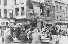 M 8217 Hat Witte Huis, Athmer-Martens op de gevel, ervoor groot aantal mensen aan tafel en staand.