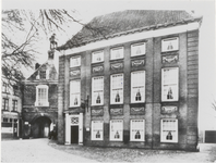 M 8229 Waterpoort en Groote Sociëteit. Rechts het straatje de Molenhoek. Op de voorgrond het Plein in Tiel