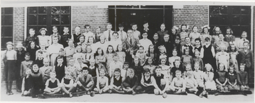M 8306 Groep schookinderen voor een schoolgebouw, met een onderwijzer, jaren twintig ?