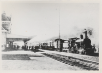 M 8336 Stoomlocomotief met personenrijtuigen NS station Tiel