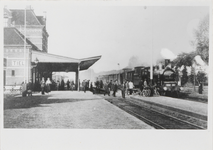 M 8355 Stoomtrein komt aan op station Tiel