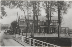 M 8691 Tol Hamsebrug. In 1916 is de tol van de Hamsebrug opgeheven. De leider van het actiecomite G J B ging met de ...