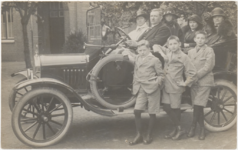 M 8914 2e v.r.n.l. achter in de auto Mevr. Lathouwers-van Wankum, rechts mevr. v. Wankum, staande in het midden Nic. ...
