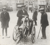 M 9139 Man bij scharensliep, op de foto nog drie andere mannen, allen dragen een pet, mogelijk op de Groenmarkt Tiel