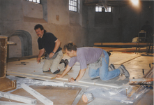 0690-3956 A. Winkel links met collega bij het maken van de vloer voor de banken in dekerk.