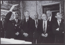 0690-3979 Dhr Berghuijs geeft uitleg over de restauratie aan de Com. v.d. kon. van Gelderland en aan burgem. en ...