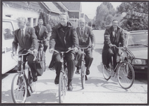 0690-3980 Com v.d. kon. met enkele personen van zijn staf onderweg met burgem. sekretaris van Buren naar Asch.