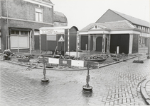 1278 Restauratie Vishal. Gebouwtje met natuurstenen pilasters en een vooruitspringende middenpartij. Gebouwd in 1787.