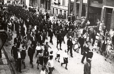 22-8213 Optocht, de heren Mollema (links) en Stuivenberg (rechts) dragen een krans voor een kranslegging op de Algemene ...