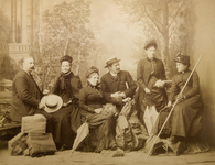 22-8972 Groepsfoto met van links naar rechts: ds. Cornelis Hooijer (1802-1873), zijn echtgenote Cornelia ('Keetje') ...