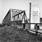 22-9463 Verkeersbrug met monument van de kamers van koophandel van Tiel, Utrecht, Tilburg, 's-Hertogenbosch en ...