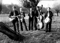 22-9534 Oscar White Jazzband. Van links naar rechts: Leendert van Steenis, Teunis de Wit, Ot de Wit, Jan van Gelder en ...