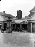 1104267 Vismarkt, met op de achtergrond de gasthuistoren zonder carillon en spits