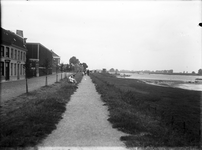 1104272 Straatgezicht richting café=retsurant de Verdraagzaamheid en veerstoep