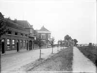 1104273 Straatgezicht richting café=retsurant de Verdraagzaamheid en veerstoep