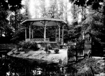 1104277 Muziektent