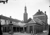 1104279 Vismarkt, met stadspomp en gasthuistoren op de achtergrond