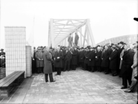 1104285 Opening verkeersbrug, toespraak bij monument Kamers van Koophandel