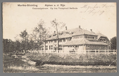 0593 Martha-Stichting, Alphen a. d. Rijn. Centraalgebouw. Op den Voorgrond Badhuis., 1905-1915