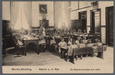 0651 Martha-Stichting; Alphen a. d. Rijn; De Rijnstroomertjes aan tafel, 1910-1920