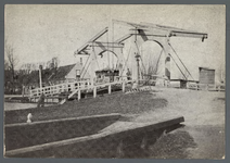 0660 (Op achterzijde:) Aarlanderveen (Lage Zijde); Gouwsluise brug met pontveer 1900, 1895-1905