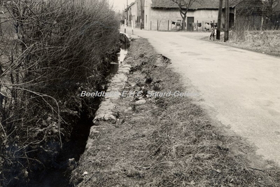 EHC-0001030 De Dorpstraat in Spaans Neerbeek in 1928 met links de Keutelbeek.