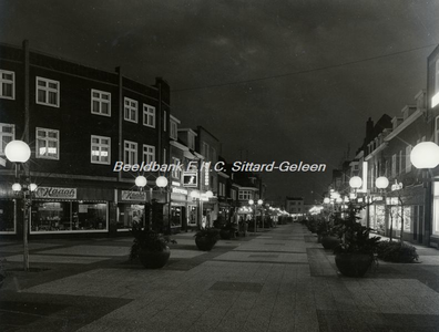 EHC-0001076 Herinrichting van de Raadhuisstraat tot autovrije winkelstraat in 1975.