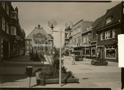 EHC-0001077 Herinrichting van de Raadhuisstraat tot autovrije winkelstraat in 1975.