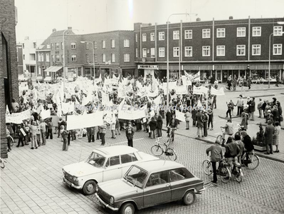 EHC-0001090 Een demonstratie voor het Gemeentehuis tegen de geplande oostelijke randweg in 1973.