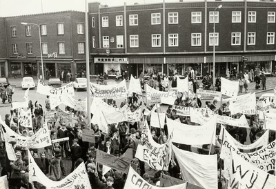 EHC-0001091 Een demonstratie voor het Gemeentehuis tegen de geplande oostelijke randweg in 1973.