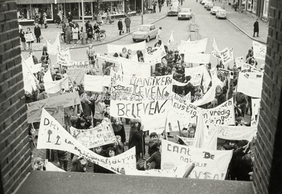 EHC-0001092 Een demonstratie voor het Gemeentehuis tegen de geplande oostelijke randweg in 1973.