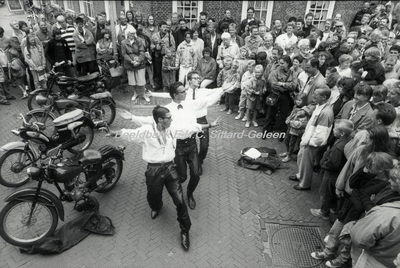 EHC-0002288 Straattheater met de Belgische groep Aksident in 1996.