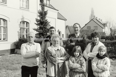 EHC-0002354 Bewoners van de Leenhofweg in Heerlen bij hun gerenoveerde mijnwerkerswoningen.
