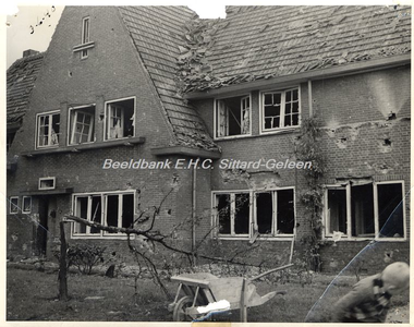 EHC-002643 Door de geallieerden gebombardeerde of beschoten huizen in het Mauritspark.