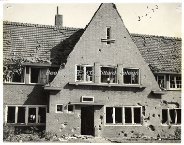 EHC-002644 Door de geallieerden gebombardeerde of beschoten huizen in het Mauritspark.