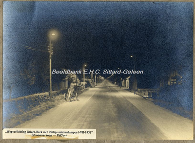 EHC-002652 Natriumverlichting Rijksweg Zuid bij nacht in 1932.