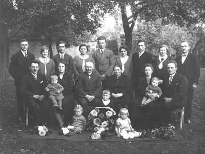 397_15_36 Groepsfoto familie Moling te Ophoven, Sittard
