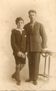 407_0102 Karel Roeërs met jongen naast hem.