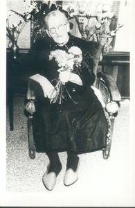 407_0119 Mevrouw Nelissen in de woonkamer van haar Zoon Sjeer