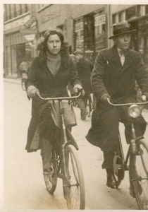 407_0127 Pierre Schelberg op fiets in de Limbrichterstraat.