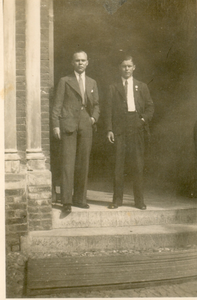 407_0129 Thei Extra en Frits Meulenberg voor de Kerk