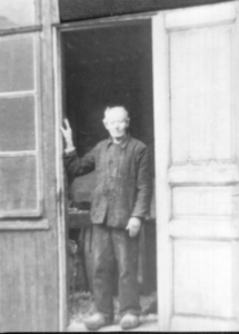 407_0139 Paulus Jessen in de deuropening van zijn werkplaats in de vroegere Dorpsstraat