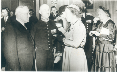 407_0142 Chr. Bux, Mr. Houben en H.M. Koningin Juliana.