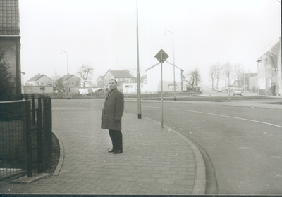 407_0145 Jac. Wagemans poseert aan het begin van de Heistraat