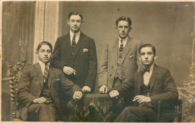 407_0152 Vier jonge mannen